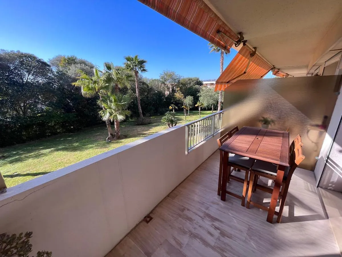 Appartement Avec Terrasse, Vue Jardin Et Piscine Antibes 0*,  France